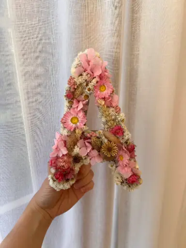 Lettre personnalisée en fleurs séchées